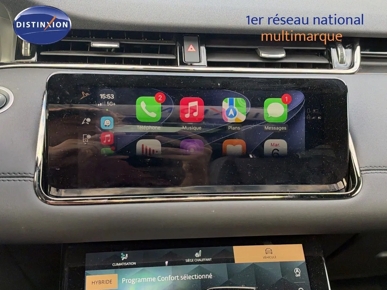 Écran tactile central affichant les applications Apple CarPlay dans l’habitacle du Range Rover Evoque noir.