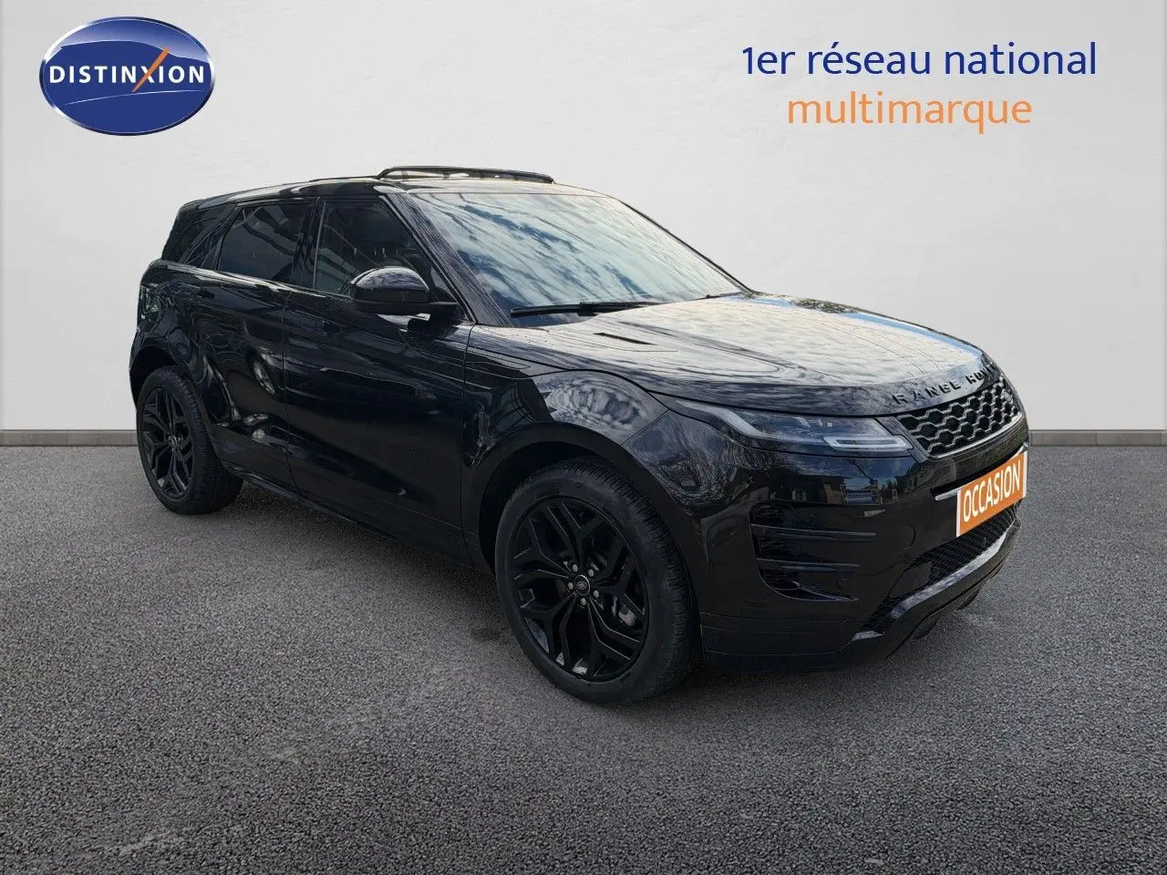 Vue 3/4 avant droit du Range Rover Evoque P300e Santorini Black avec jantes noires et calandre distinctive.