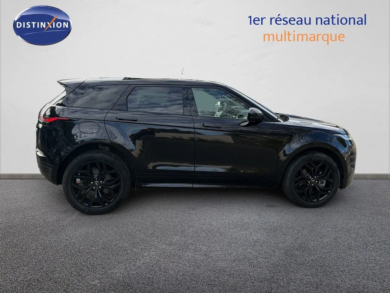 Vue de profil côté gauche d'un Range Rover Evoque 2023 Santorini Black avec jantes noires et vitres teintées.