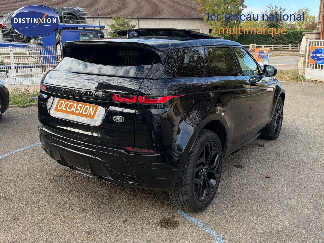Vue 3/4 arrière droite d'un Range Rover Evoque 2023 Santorini Black, hybride rechargeable avec jantes noires et vitres teintées.