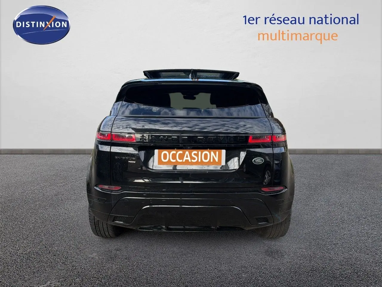 Vue arrière d'un Range Rover Evoque 2023 Santorini Black avec feux LED fins et badge Land Rover visible.