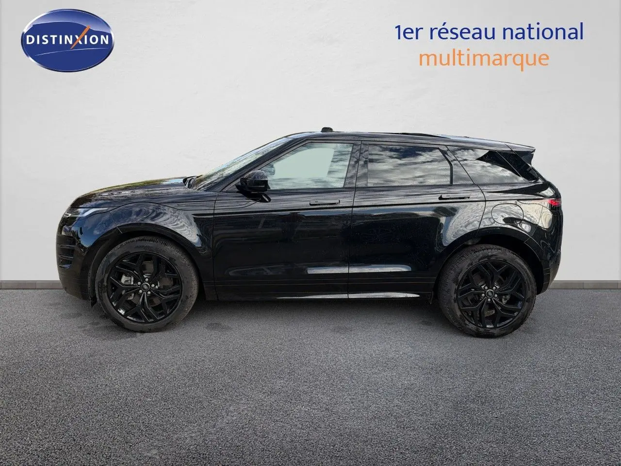 Profil côté gauche d'un Range Rover Evoque 2023 Santorini Black avec jantes noires et vitres teintées.