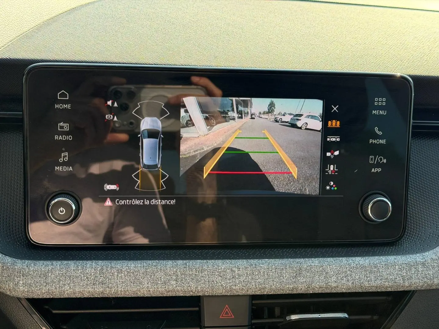 Écran tactile intérieur de la Skoda Scala gris montrant la caméra de recul avec guidage dynamique.