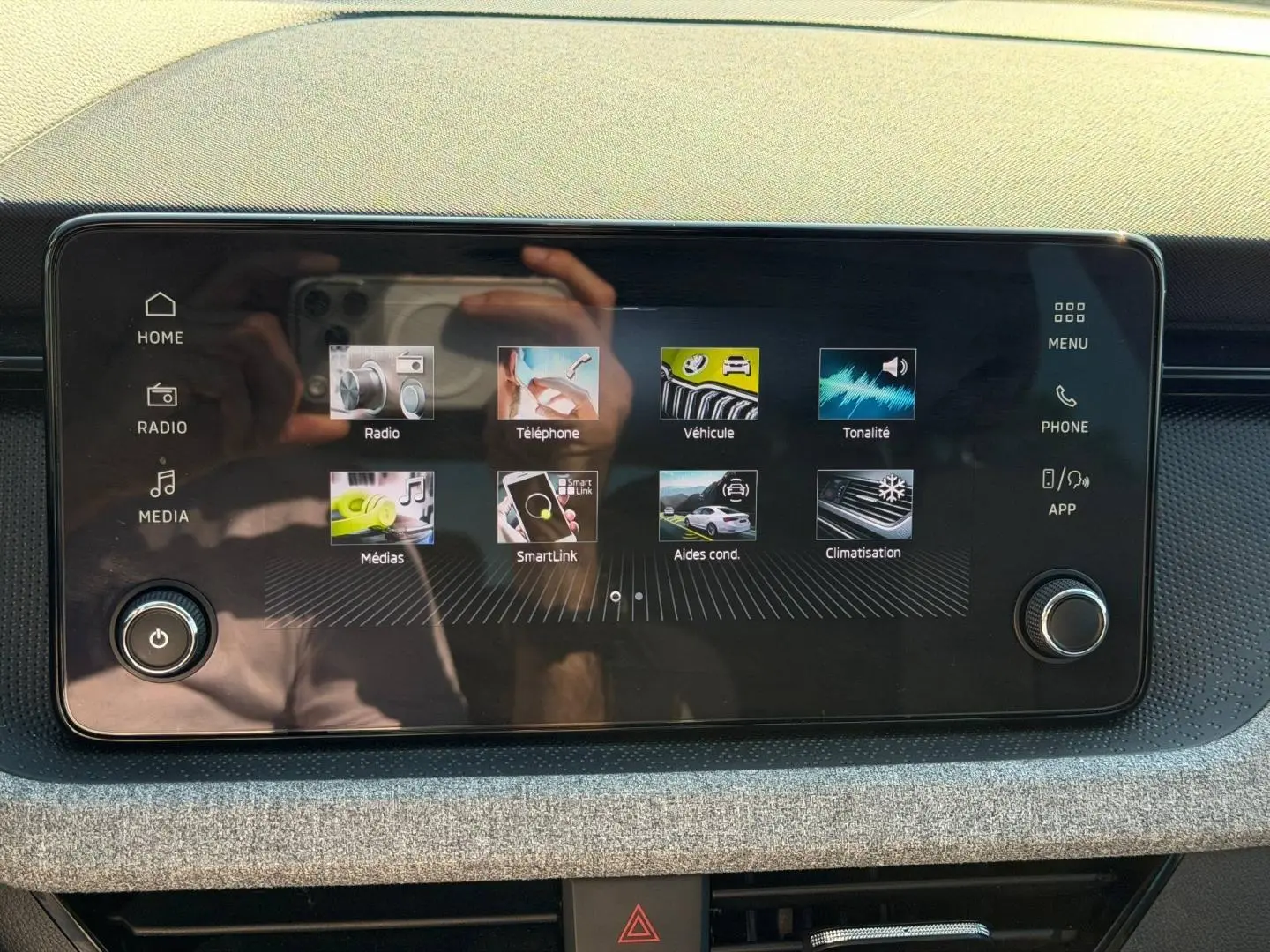 Écran tactile central du tableau de bord de la Skoda Scala gris 2025 avec interface multimédia affichée.