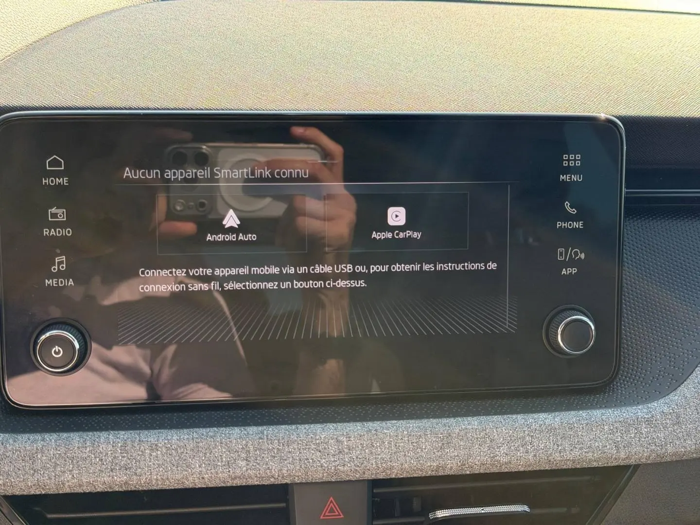 Écran tactile central du tableau de bord de la Skoda Scala gris, affichant options Android Auto et Apple CarPlay.