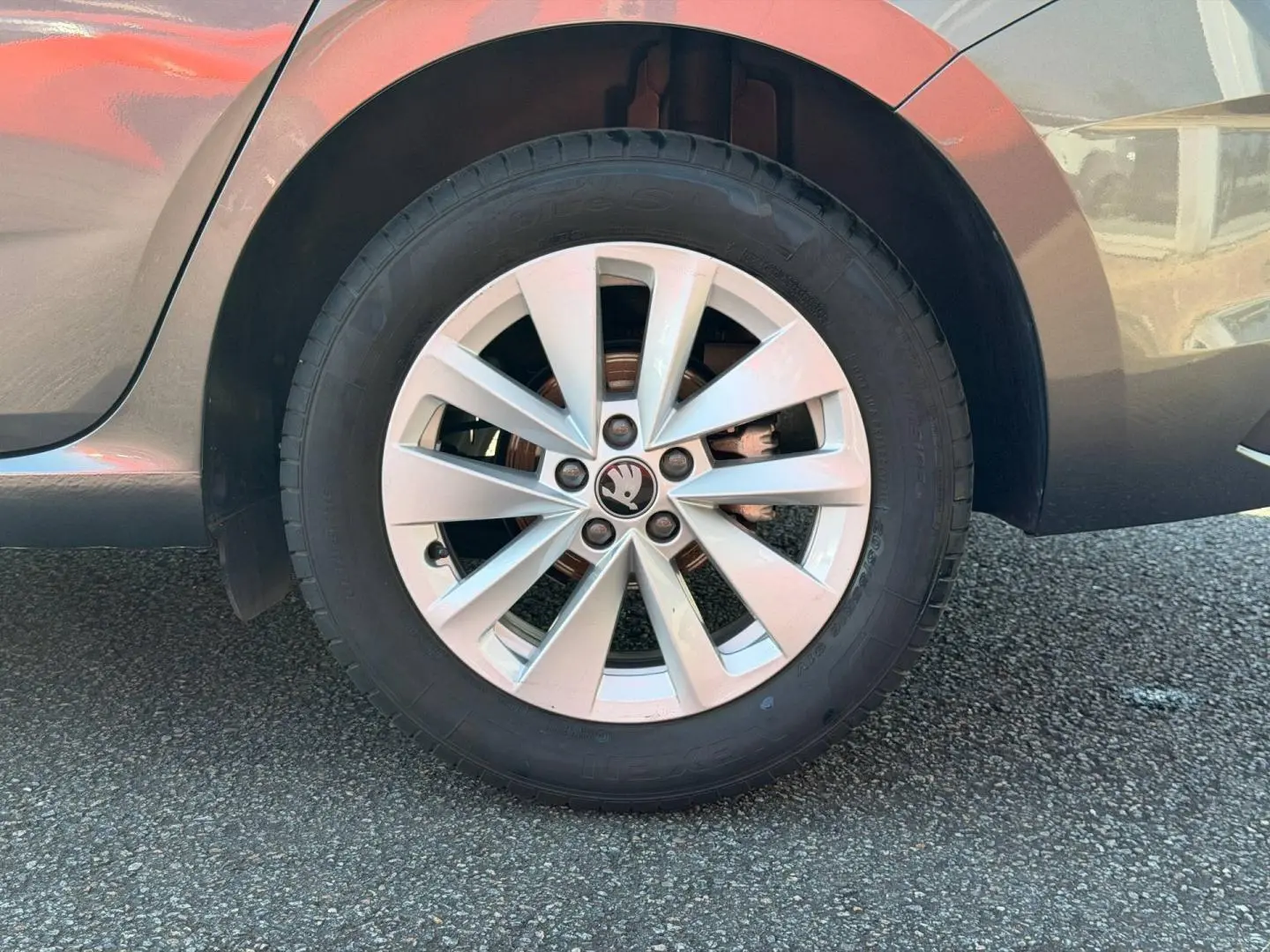 Gros plan sur la roue arrière droite d'une Skoda Scala gris métallisé avec jante alliage à 10 branches.