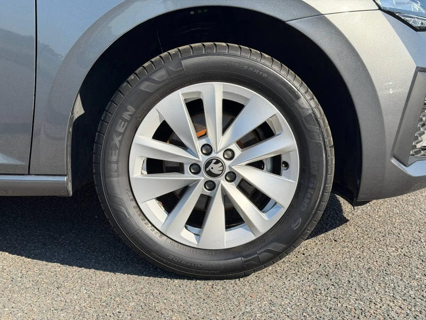 Gros plan sur la roue avant droite grise d'une Skoda Scala 2025 avec jante alliage et logo au centre.