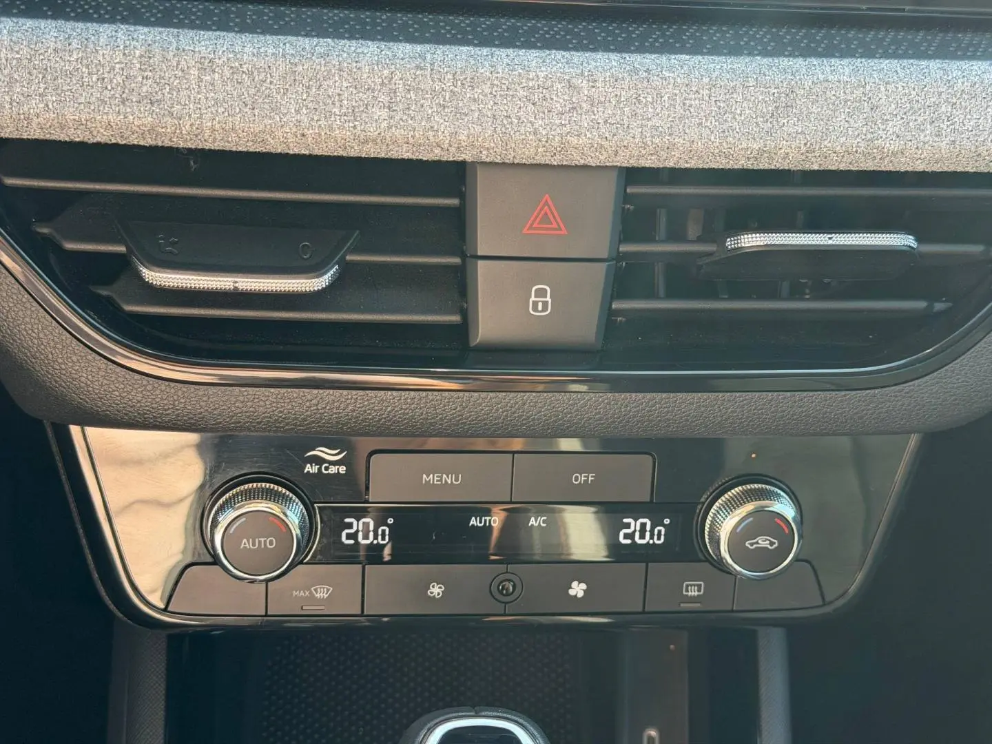Détail de la console centrale de la Skoda Scala gris 2025, montrant la climatisation automatique bi-zone à 20°C.