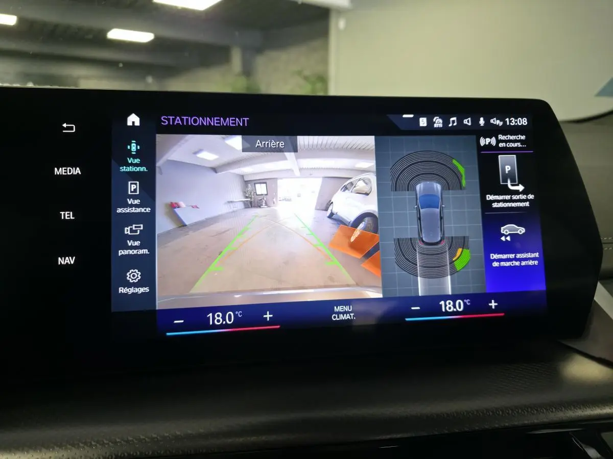 Écran tactile du système de stationnement BMW Série 2 Active Tourer affichant vue arrière et capteurs de proximité.