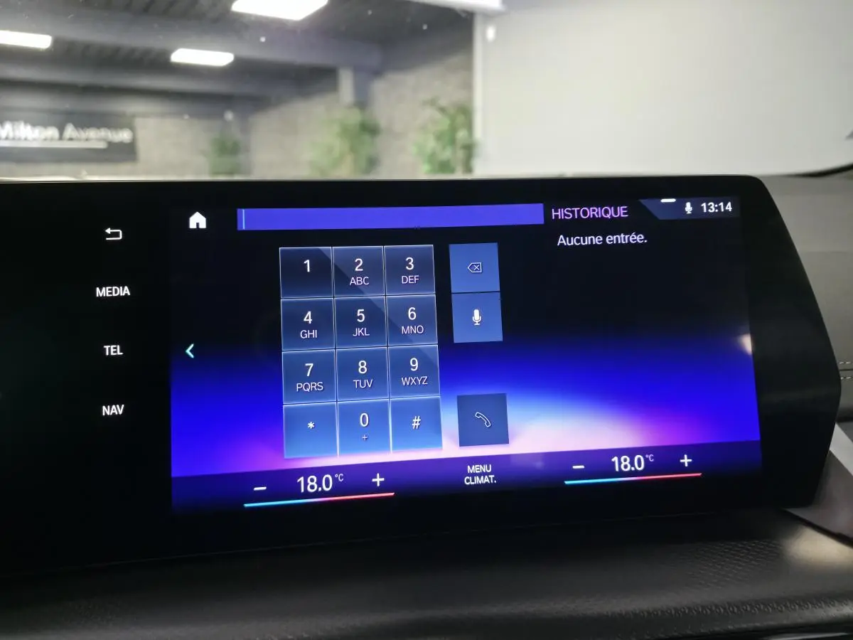 Écran tactile incurvé du système BMW Live Cockpit Navigation Plus dans une BMW Série 2 Active Tourer 218i gris.