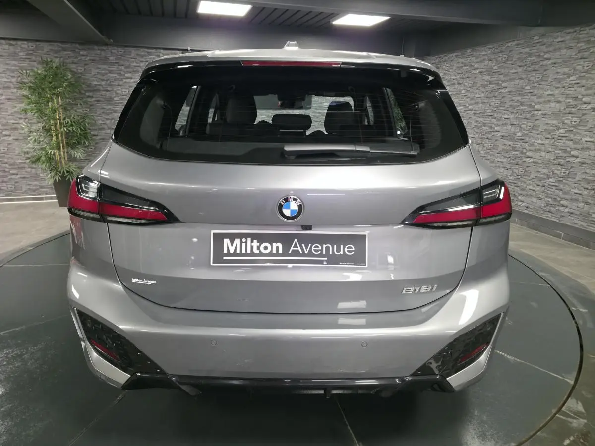 Vue arrière d'une BMW Série 2 218i Active Tourer grise avec feux arrière LED et logo BMW visible.