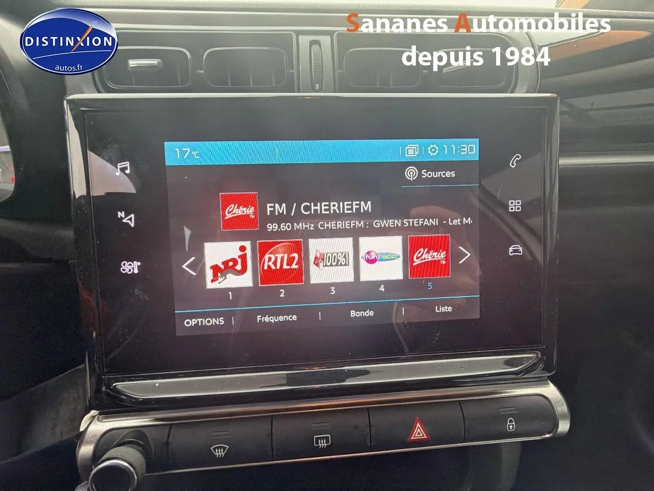 Écran tactile central de la Citroën C3 1.2 PureTech 110 Feel Pack 2021 affichant les radios FM, intérieur noir.