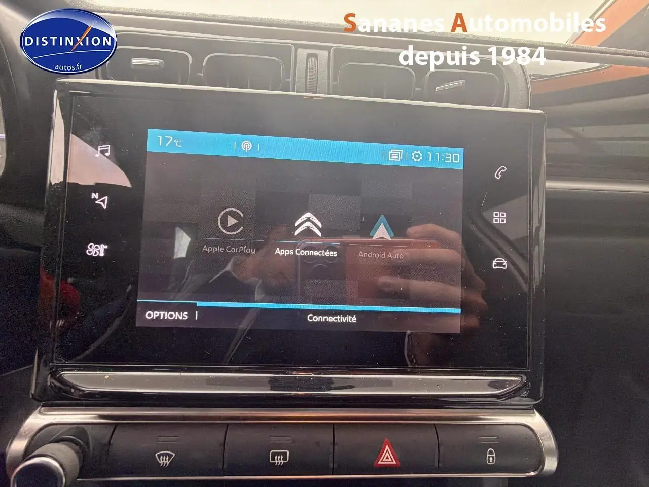 Écran tactile central de la Citroën C3 2021 blanc toit rouge, affichant les options Apple CarPlay et Android Auto.