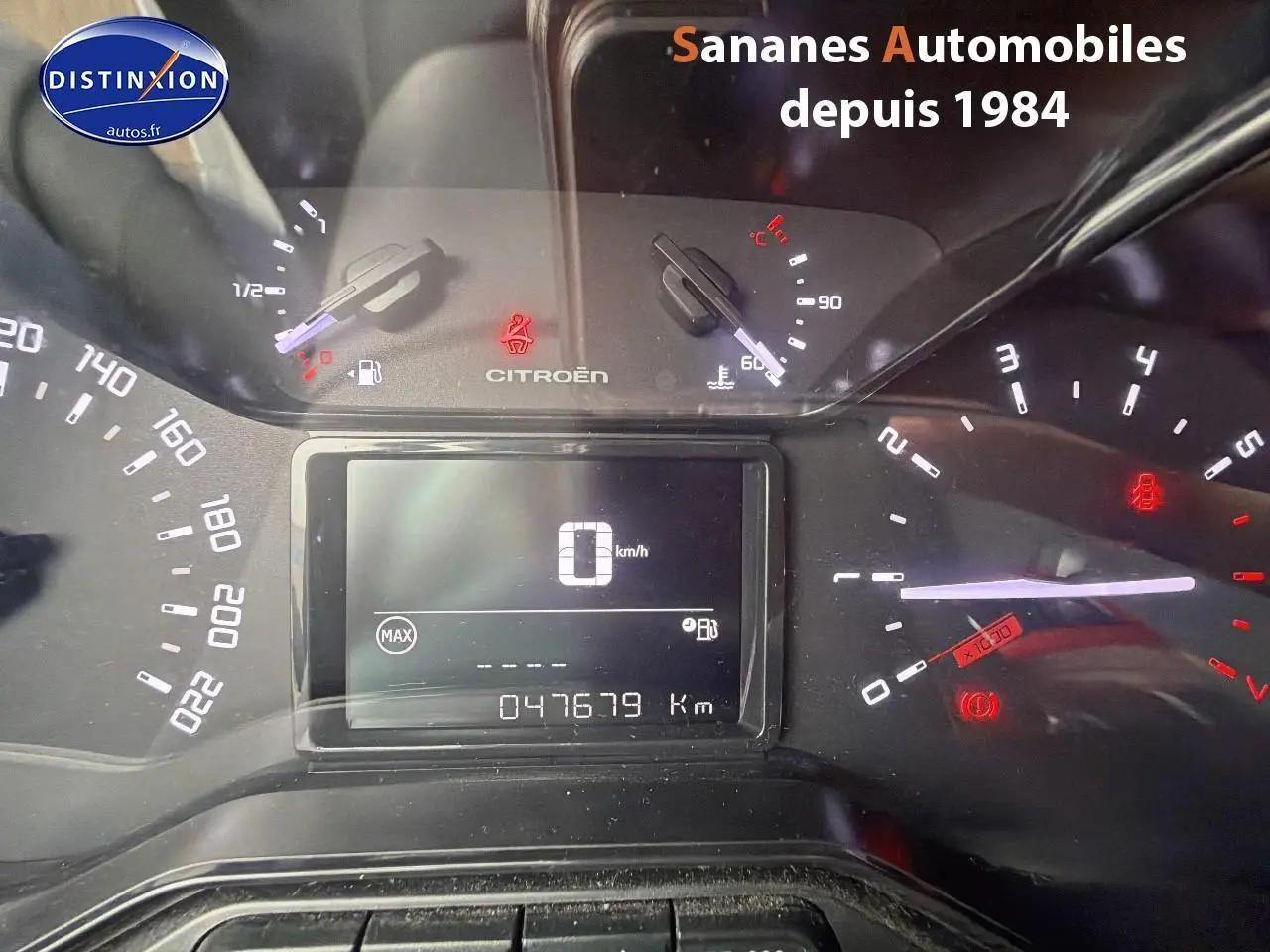 Tableau de bord de Citroën C3 2021 avec affichage digital et compteurs analogiques en vue frontale rapprochée.