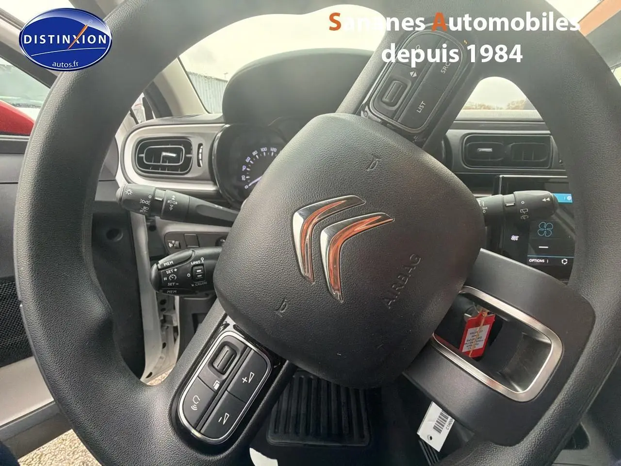 Vue rapprochée du volant Citroën C3 2021 avec commandes intégrées et tableau de bord partiellement visible.