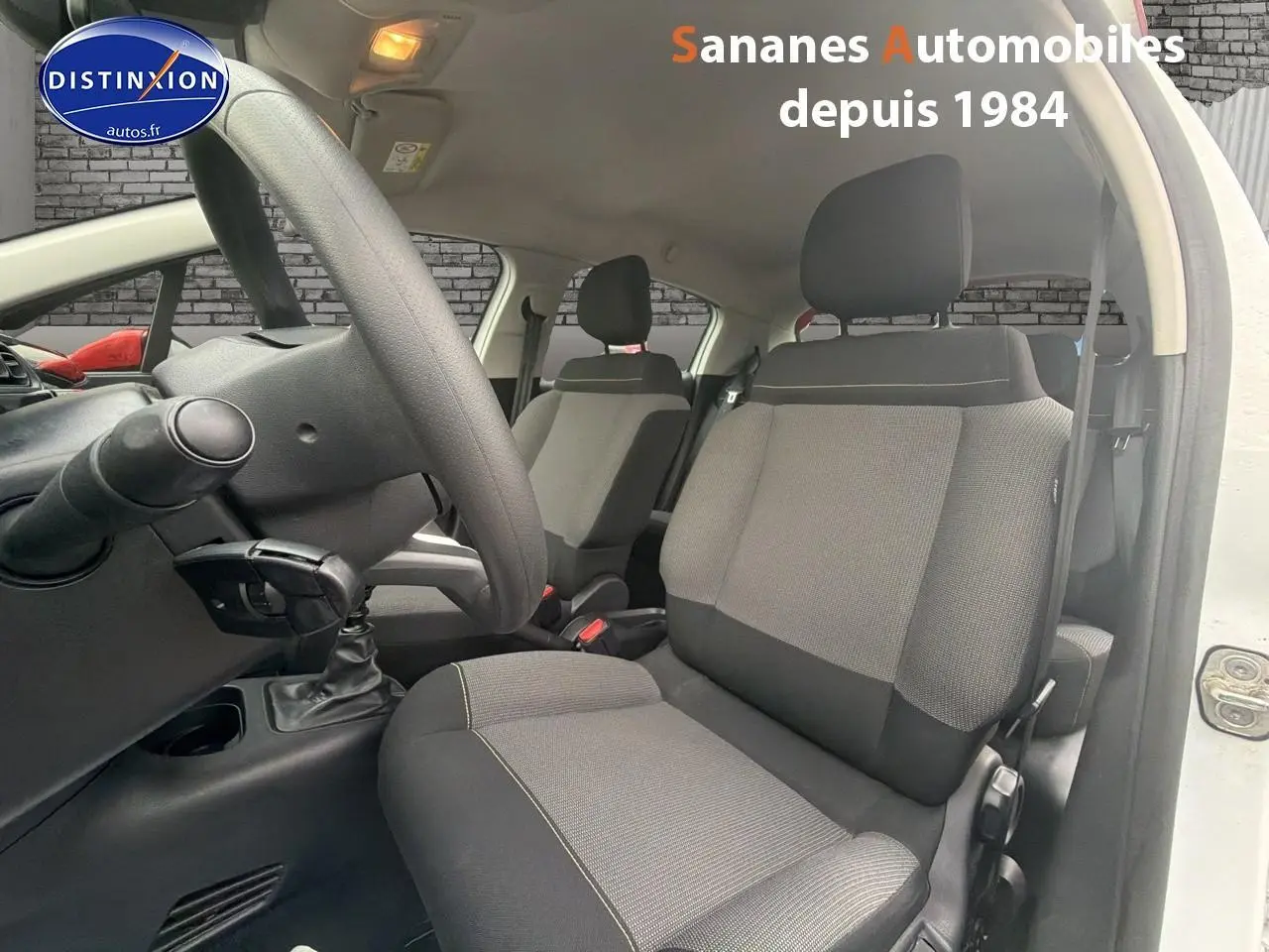 Intérieur de la Citroën C3 2021 blanc toit rouge, vue côté conducteur sur les sièges tissu Mica Grey et volant.