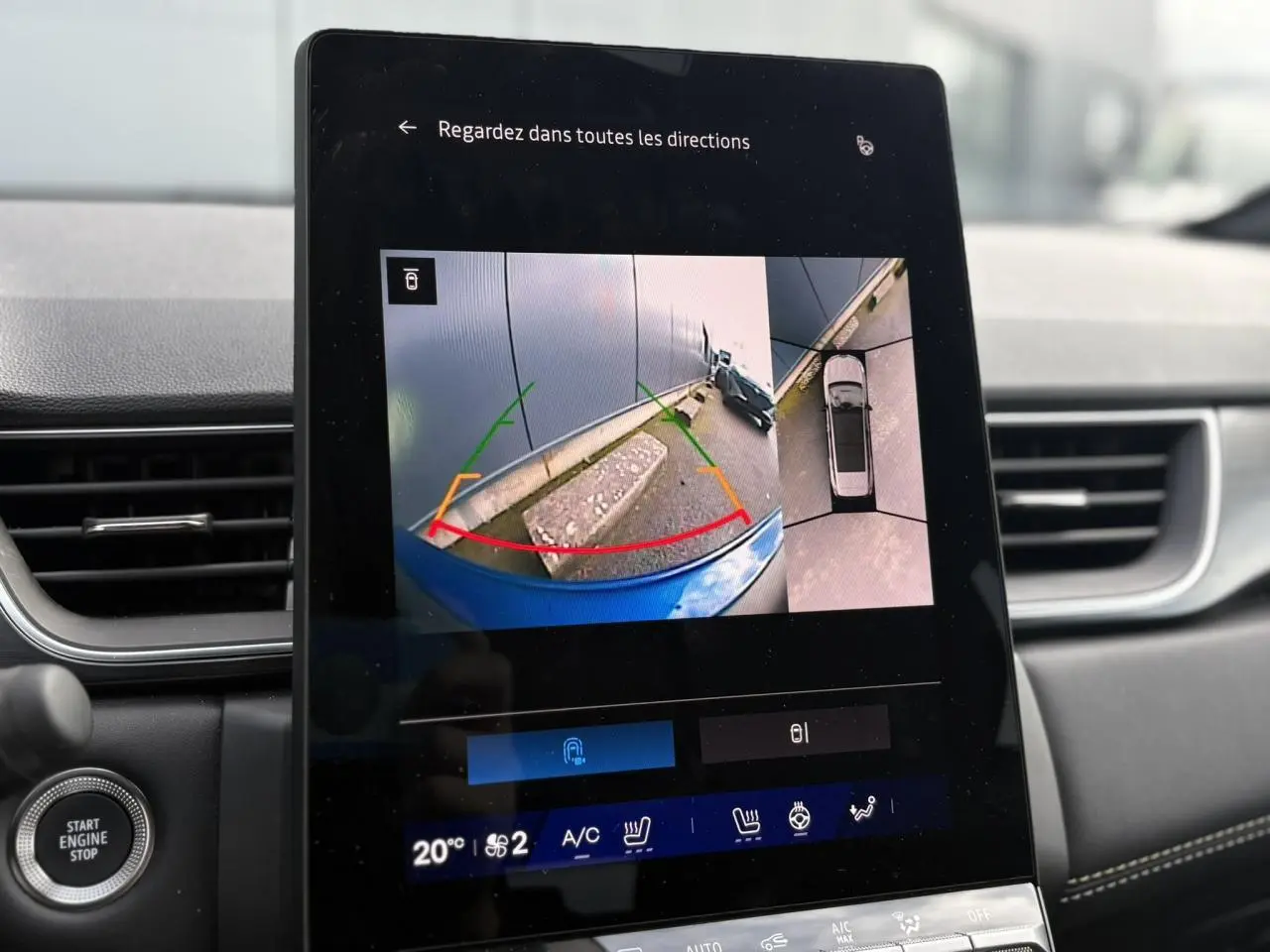 Écran tactile intérieur montrant la caméra 360° du Renault Symbioz bleu Iron, avec vue arrière et vue aérienne du véhicule.