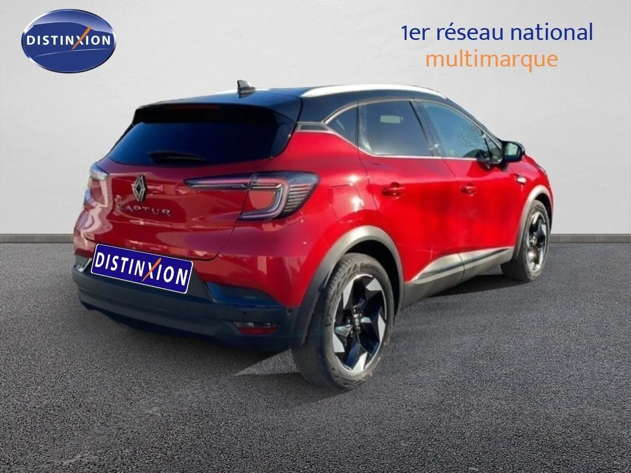 Vue 3/4 arrière droite du Renault Captur rouge Désir Métal avec toit noir et jantes noires brillantes.