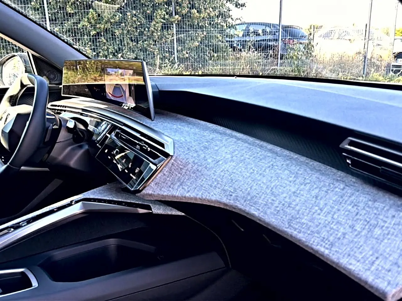 Vue intérieure côté conducteur du tableau de bord gris clair et écran tactile du Peugeot 3008 1.2 hybrid 145 allure 2025.