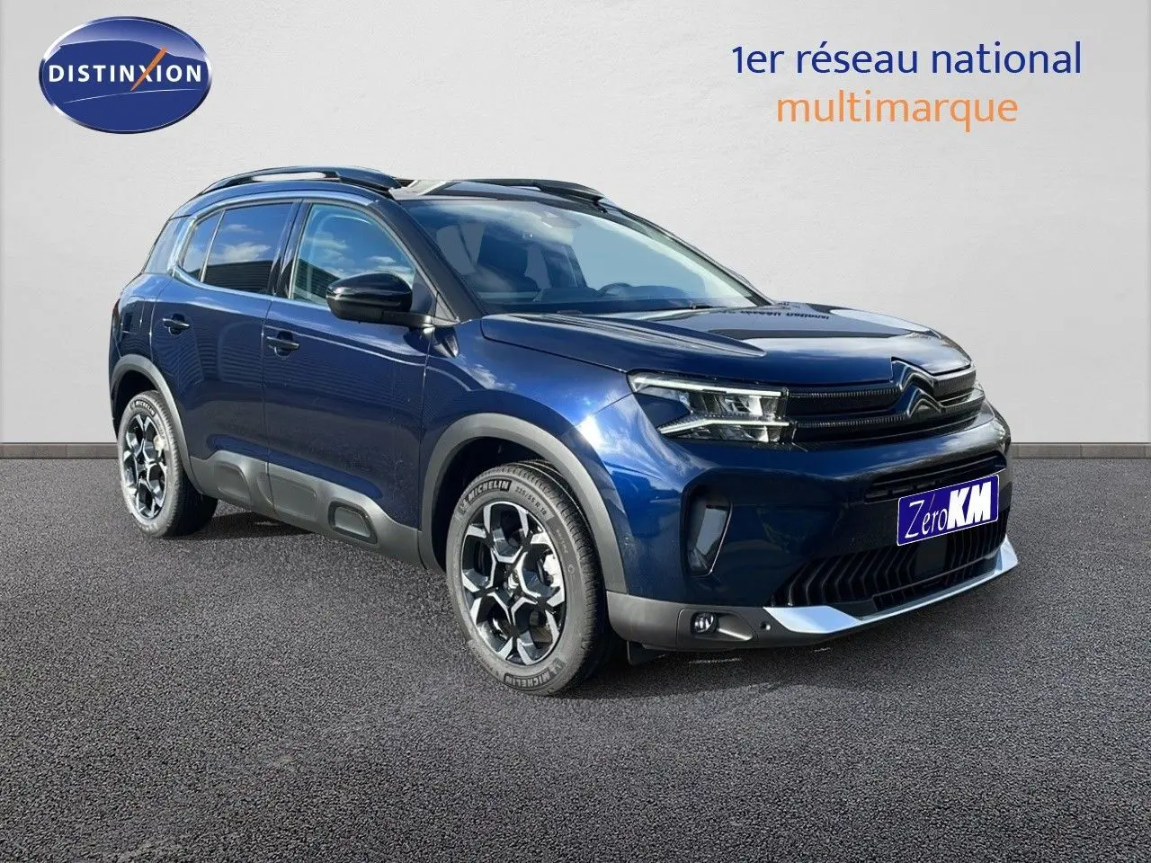 Citroën C5 Aircross bleu Eclipse Metal en 3/4 avant droit, avec jantes noires et détails gris contrastants.