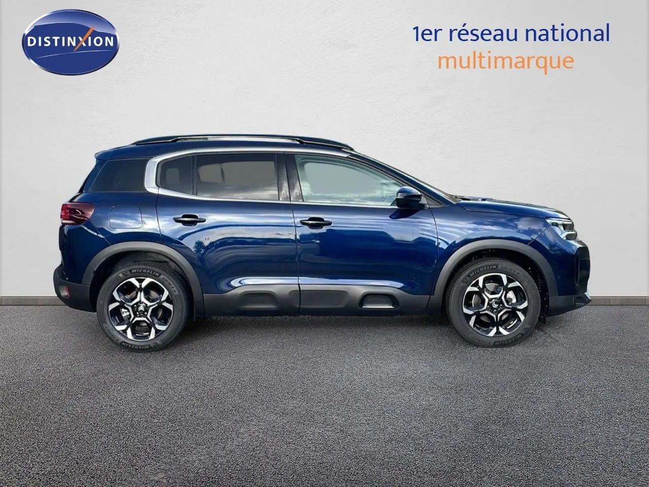 Profil droit du Citroën C5 Aircross 2025 en bleu eclipse métal avec jantes bi-ton et protections noires.