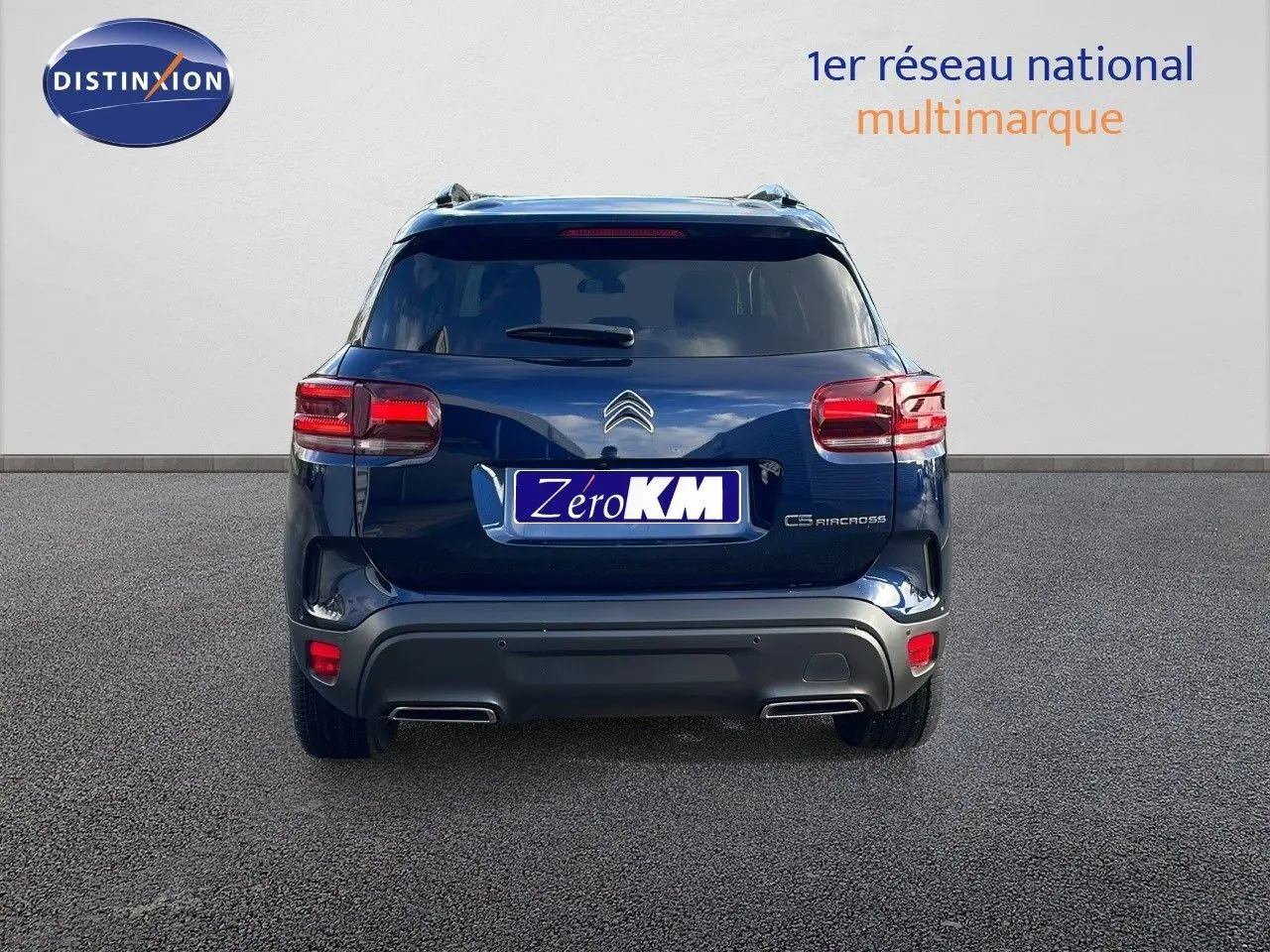 Vue arrière d'un Citroën C5 Aircross 2025 bleu Eclipse Metal avec feux LED et double sortie d'échappement intégrée.