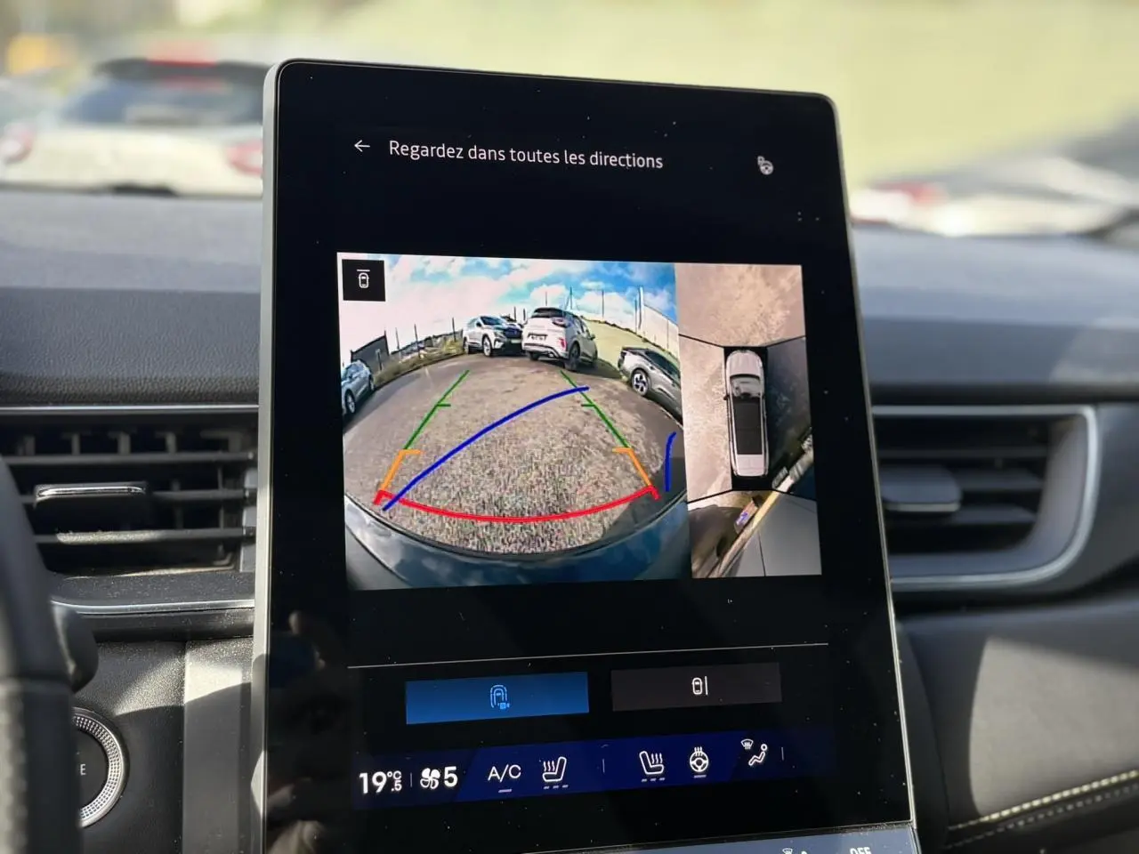Écran tactile intérieur montrant la caméra 360° du Renault Symbioz noir étoilé, vue arrière et vue du dessus.