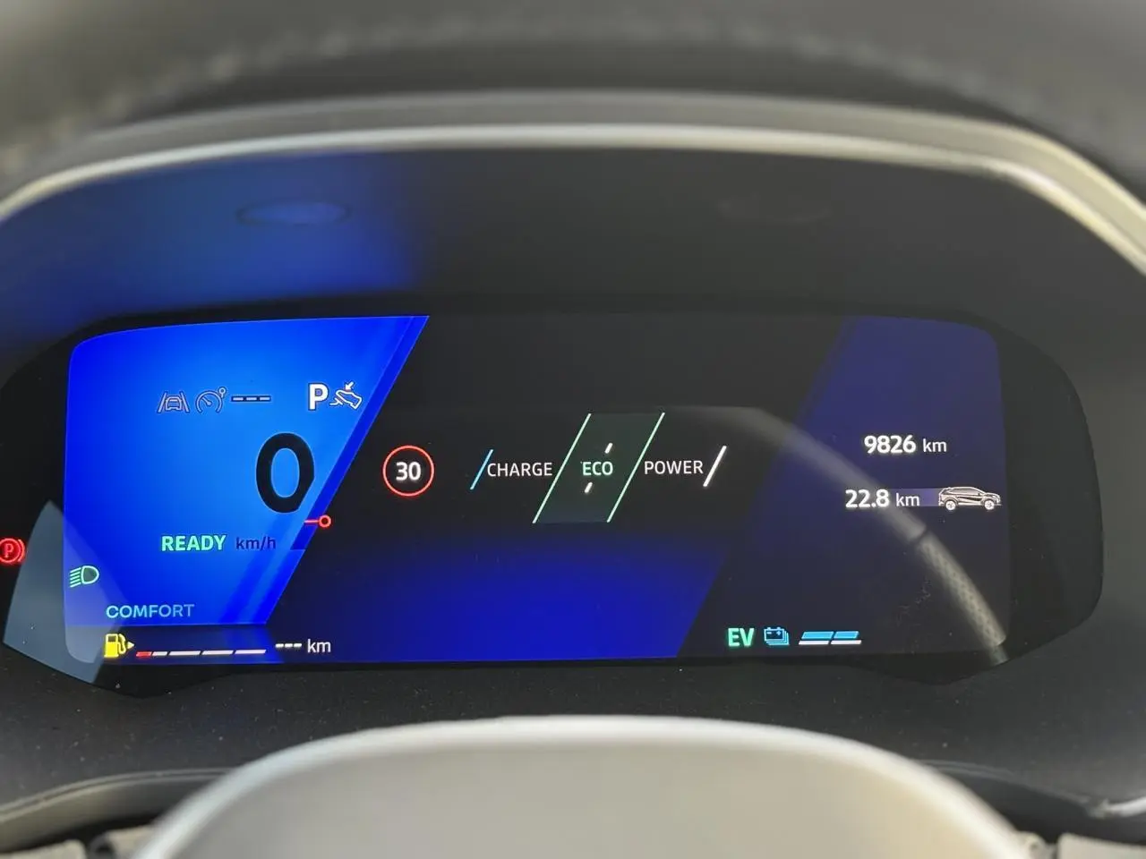 Tableau de bord numérique de la Renault Symbioz E-Tech, affichage vitesse et mode ECO en bleu et noir.