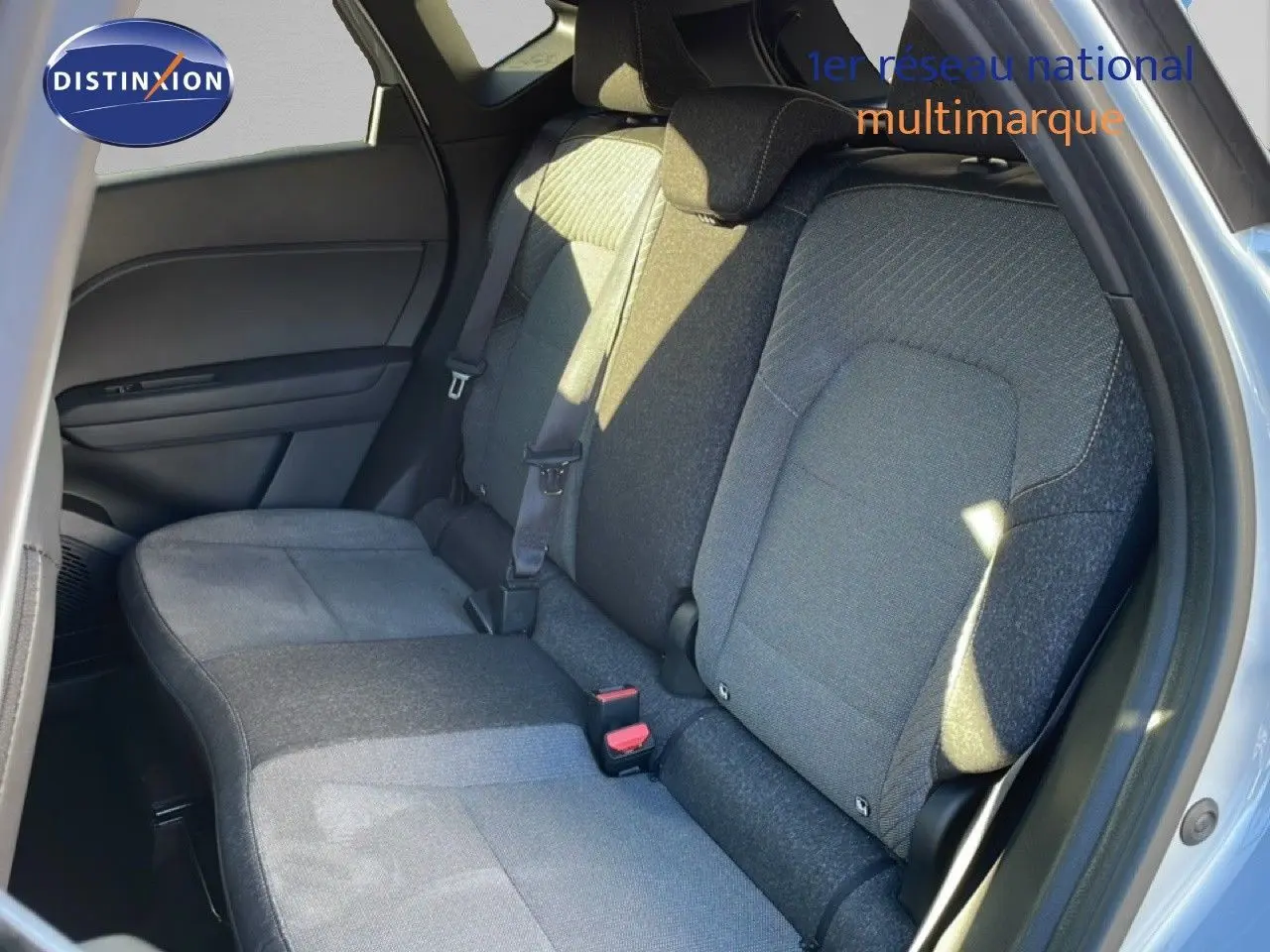 Vue latérale du siège arrière droit en tissu gris du Renault Captur 2025, avec ceinture de sécurité visible.