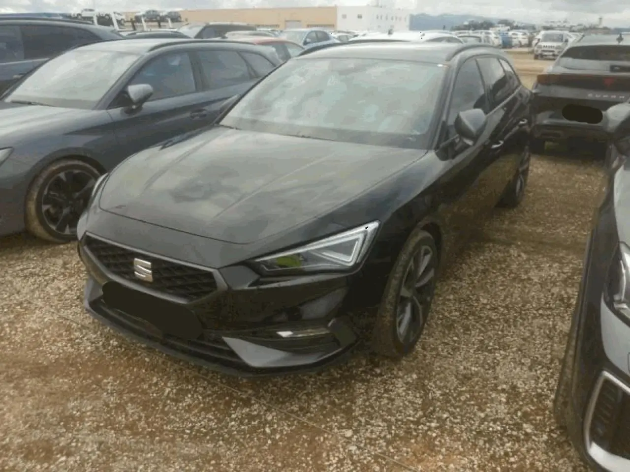 SEAT LEON ST noir Minuit vue 3/4 avant droit, avec jantes alliage 18 pouces et phares Matrix LED allumés.