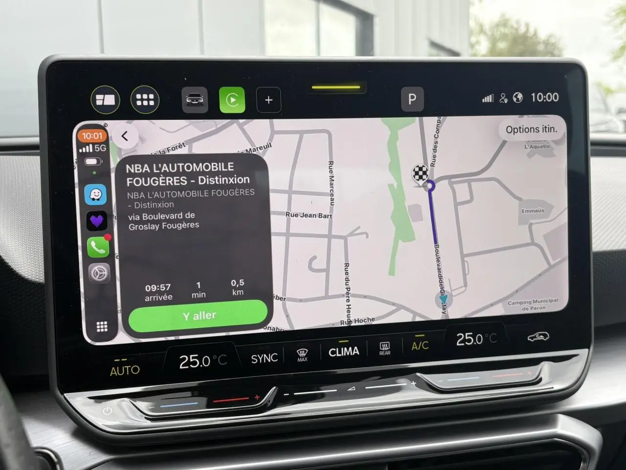 Vue rapprochée de l’écran tactile central du tableau de bord du SEAT LEON 2025 affichant la navigation GPS.
