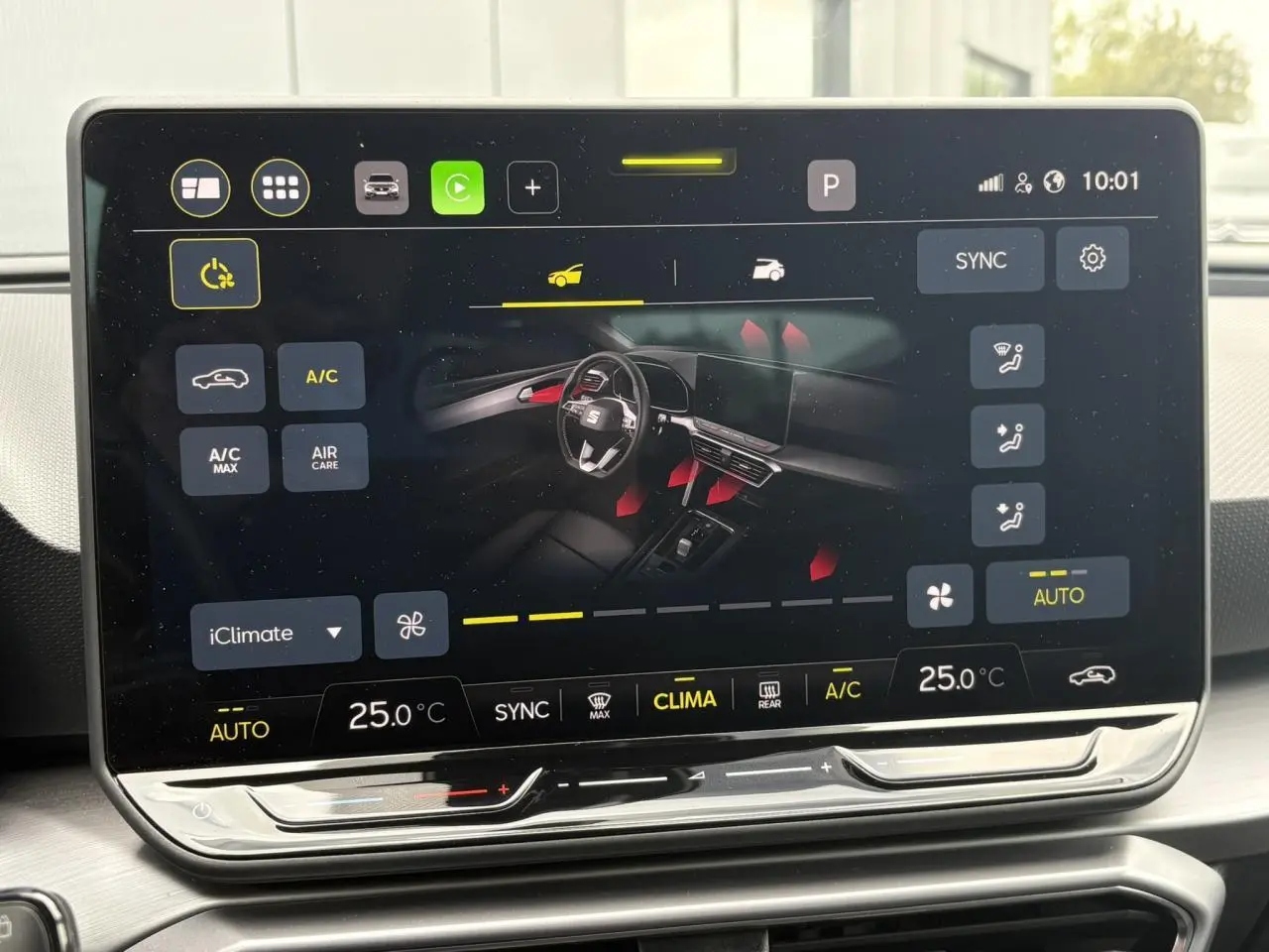 Écran tactile central du SEAT Leon 2025 affichant les réglages de climatisation à 25°C, vue intérieure détaillée.