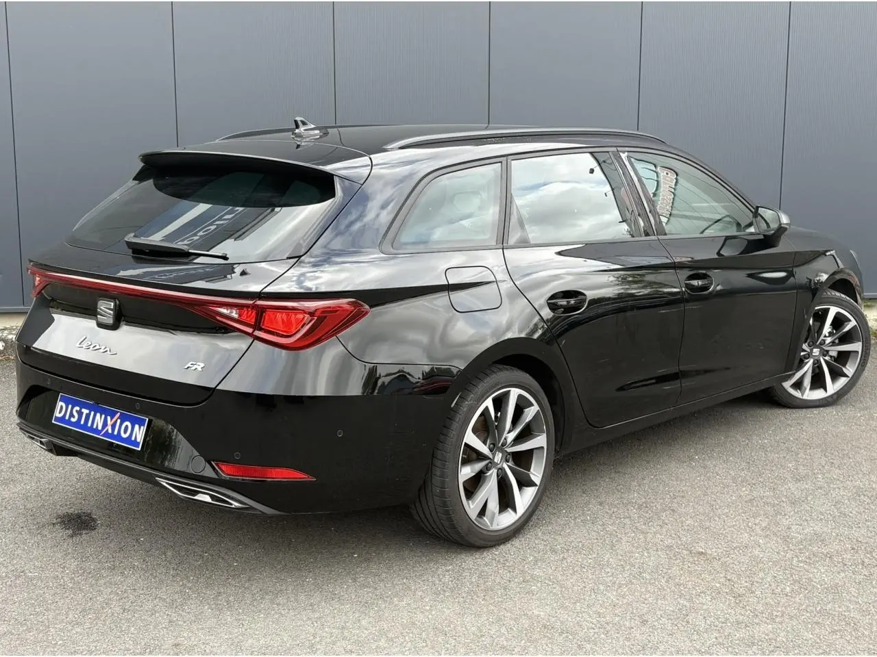 SEAT Leon 1.5 e-TSI 150 FR noir Minuit en 3/4 arrière droit, avec jantes alliage 18 pouces et feux arrière LED.