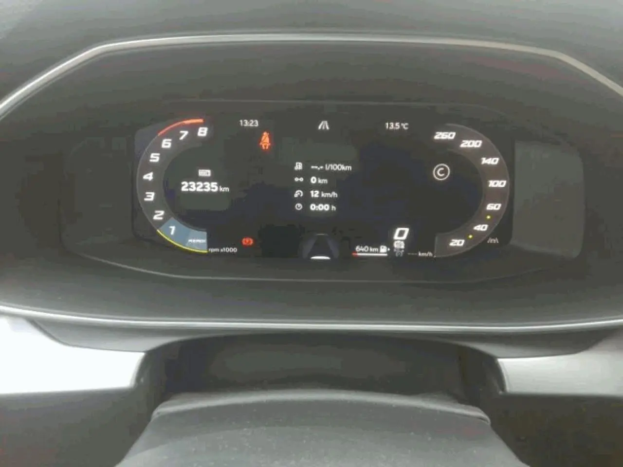 Vue rapprochée du tableau de bord numérique du SEAT LEON ST 1.5 e-TSI, affichant la vitesse, le régime et l'odomètre.