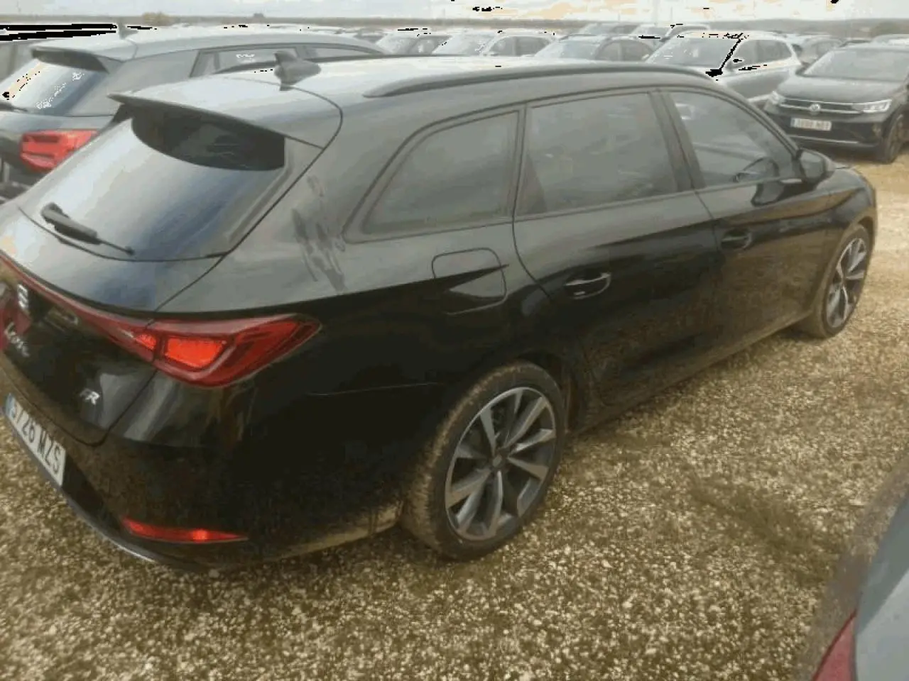 SEAT Leon ST noir Minuit vue 3/4 arrière droit, jantes alliage 18 pouces et vitres arrière surteintées.