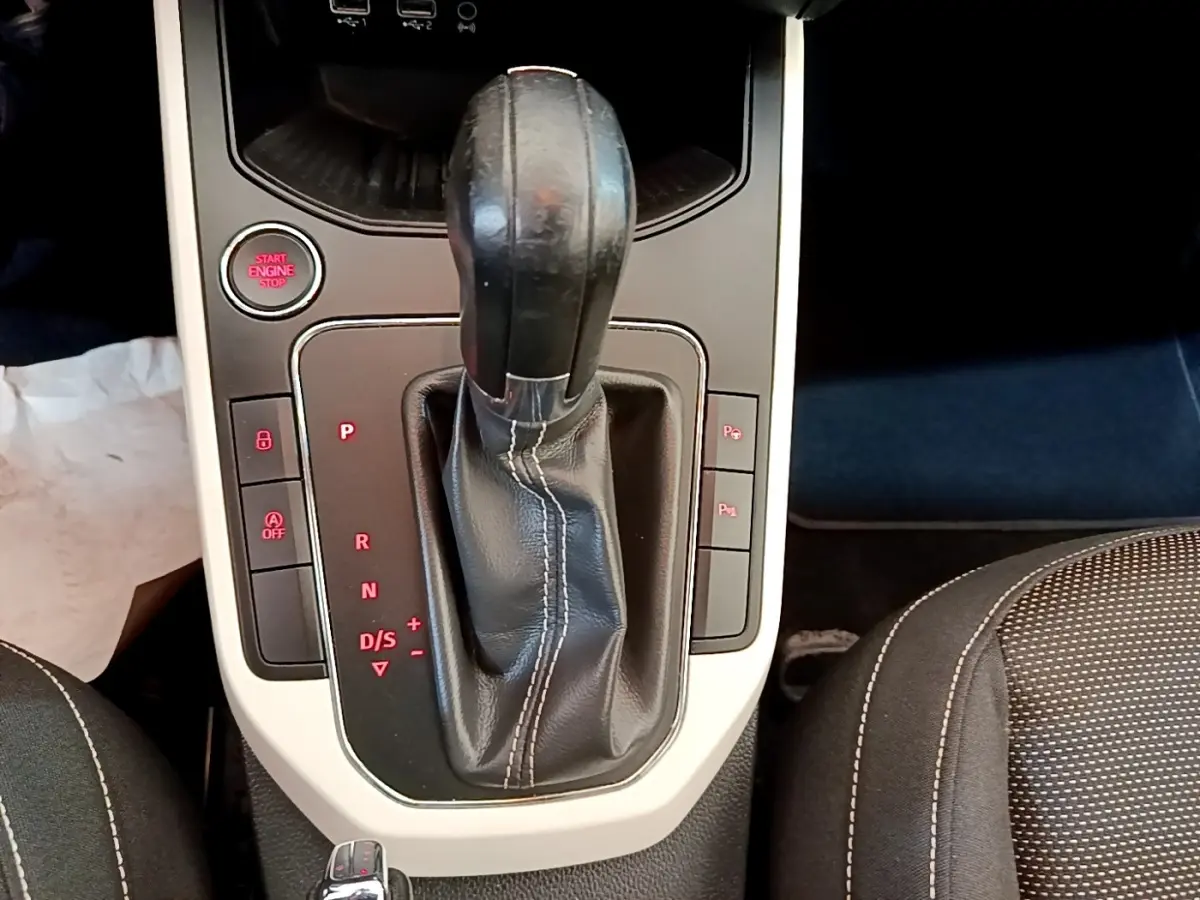 Le levier de vitesse automatique noir de la SEAT Arona 2019, vu de dessus avec bouton démarrage à gauche.