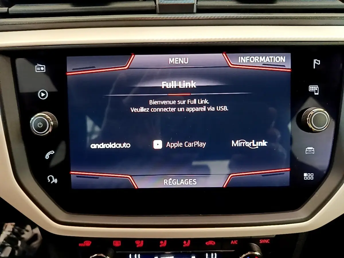 Écran tactile central du système multimédia du SEAT Arona gris clair, affichant les options Apple CarPlay et Android Auto.