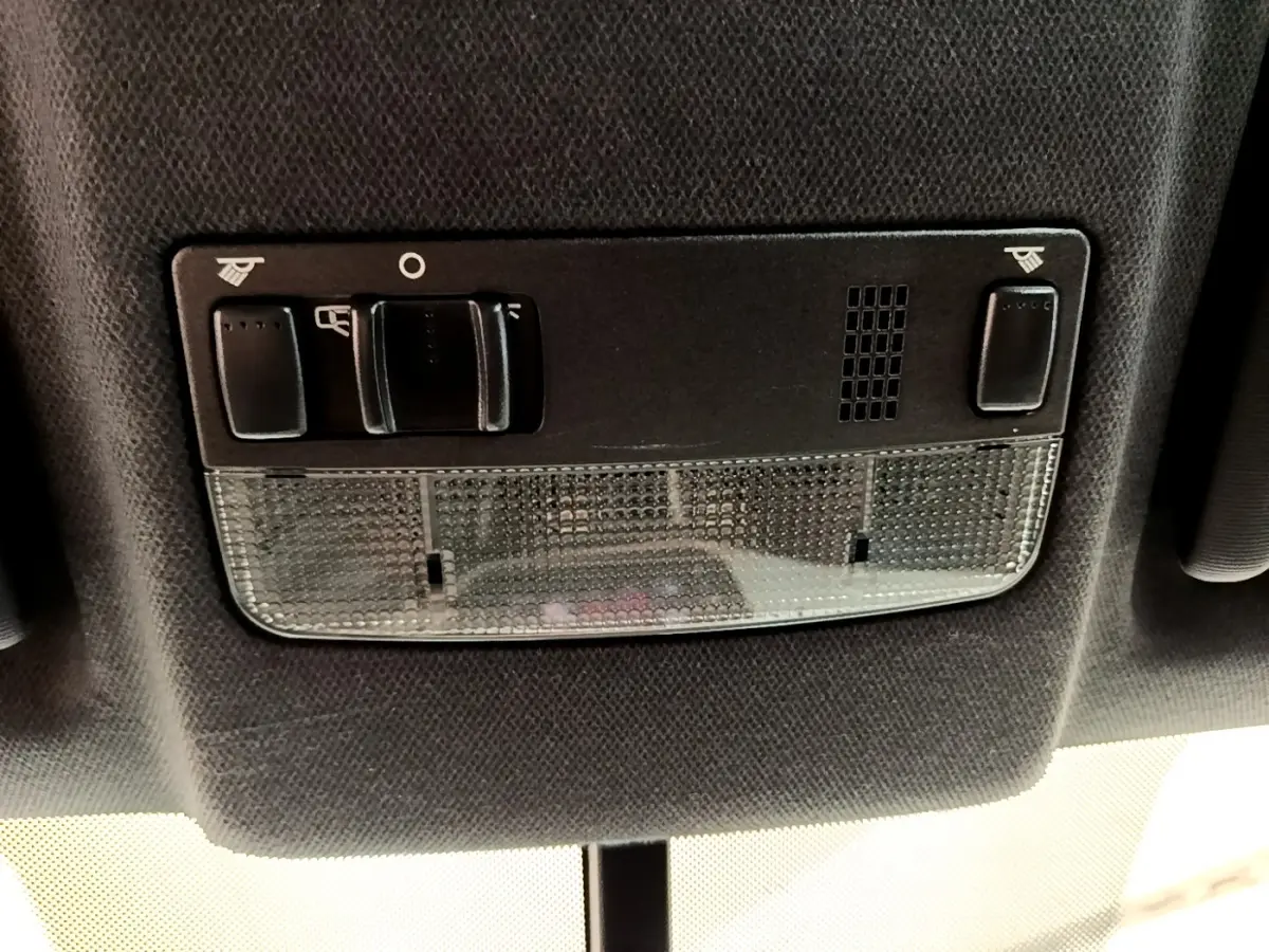 Plafonnier intérieur avec commandes d’éclairage et spots de lecture dans un SEAT Arona gris clair 2019.