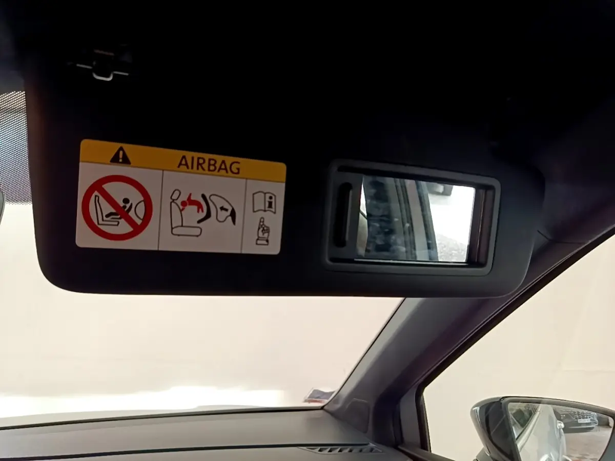 Intérieur SEAT Arona 2019, vue côté passager sur pare-soleil gris avec miroir et avertissement airbag.