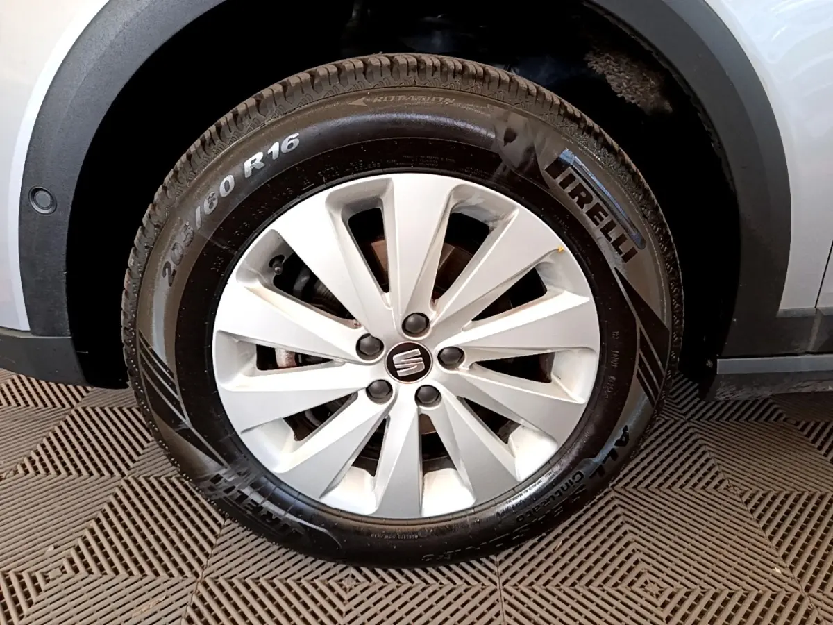 Gros plan sur la roue avant droite grise d’un SEAT Arona 2019 avec jante alliage et pneu Pirelli.
