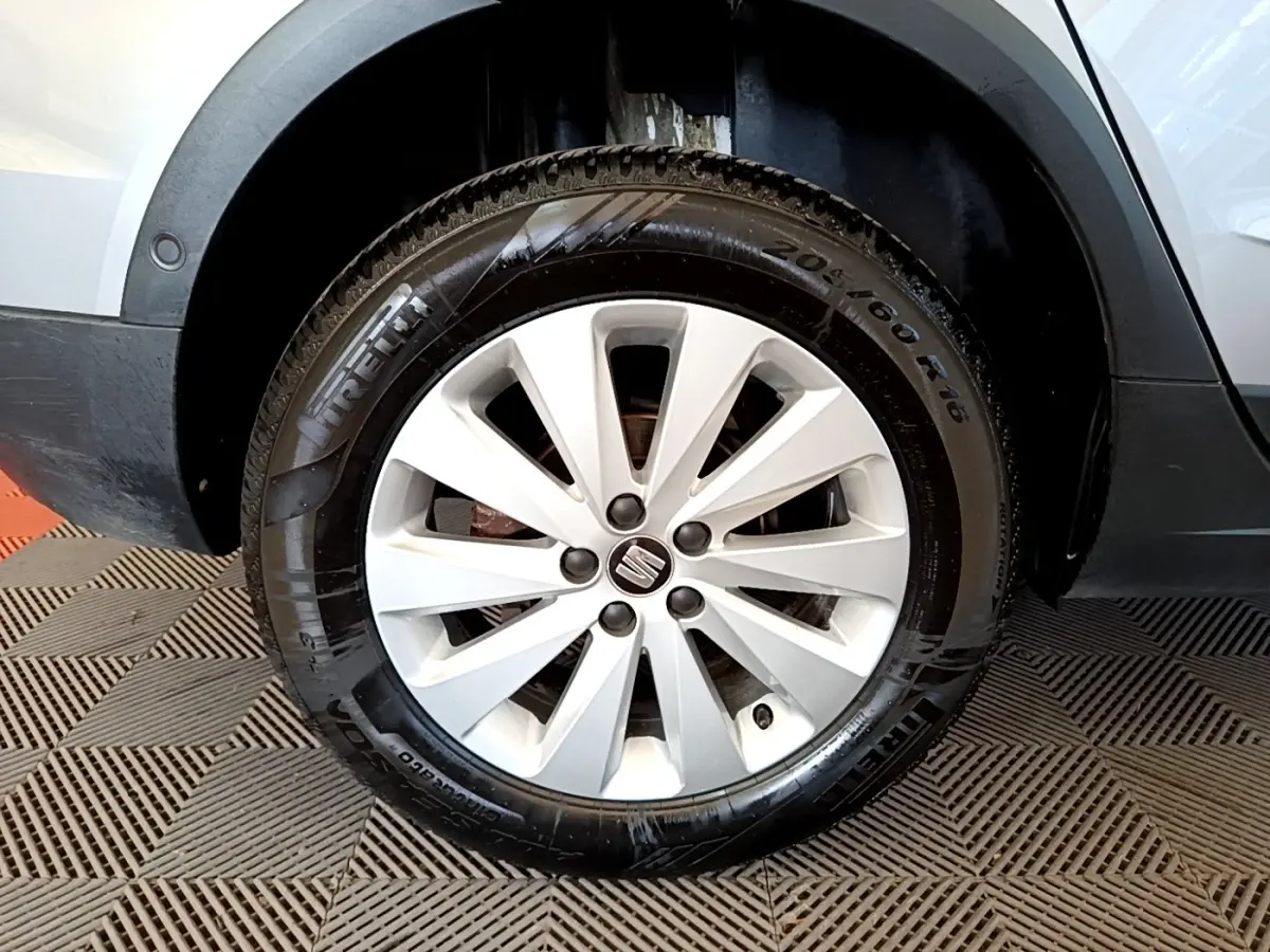 Gros plan sur la roue avant droite gris clair du SEAT Arona 2019 avec jante alliage et pneu Pirelli.