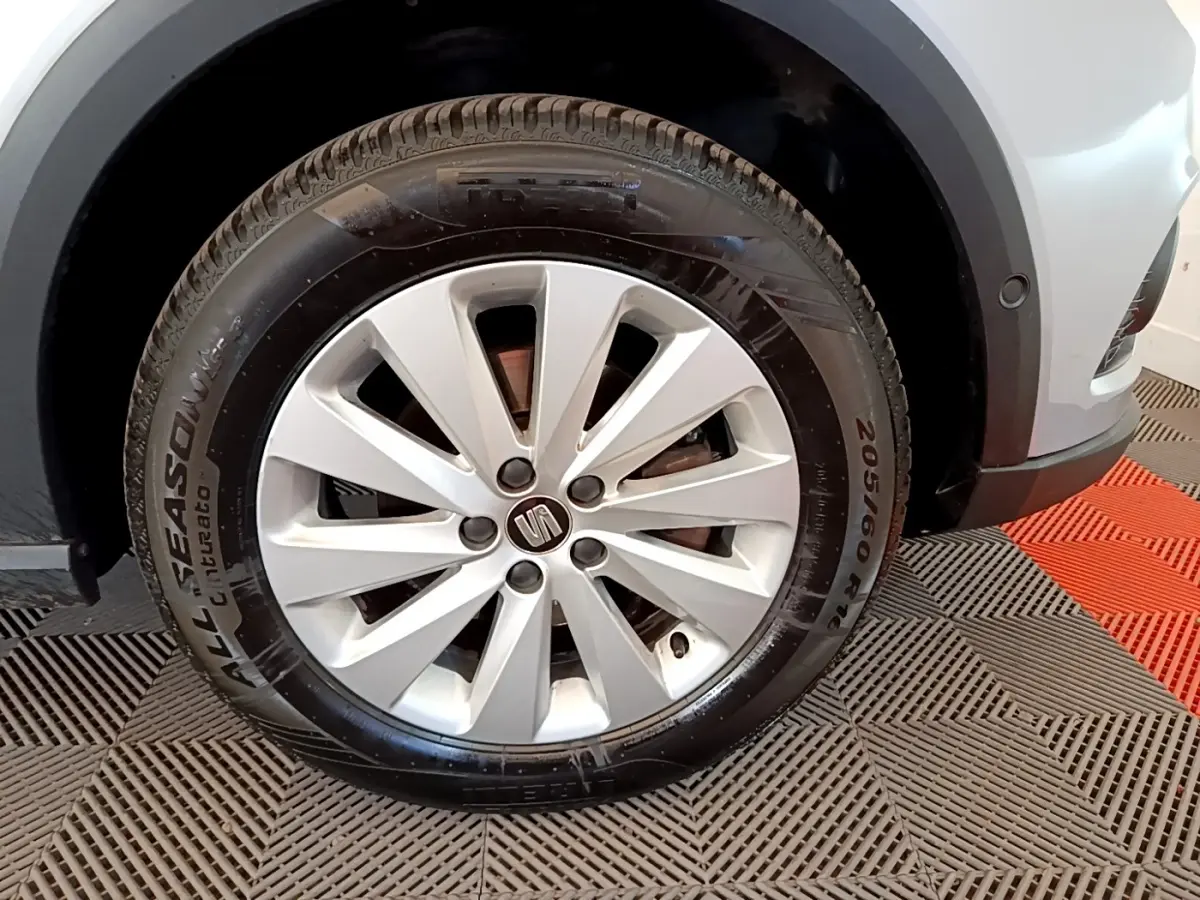Gros plan sur la roue avant droite gris clair du SEAT Arona 2019 avec jante alu et logo central visible.