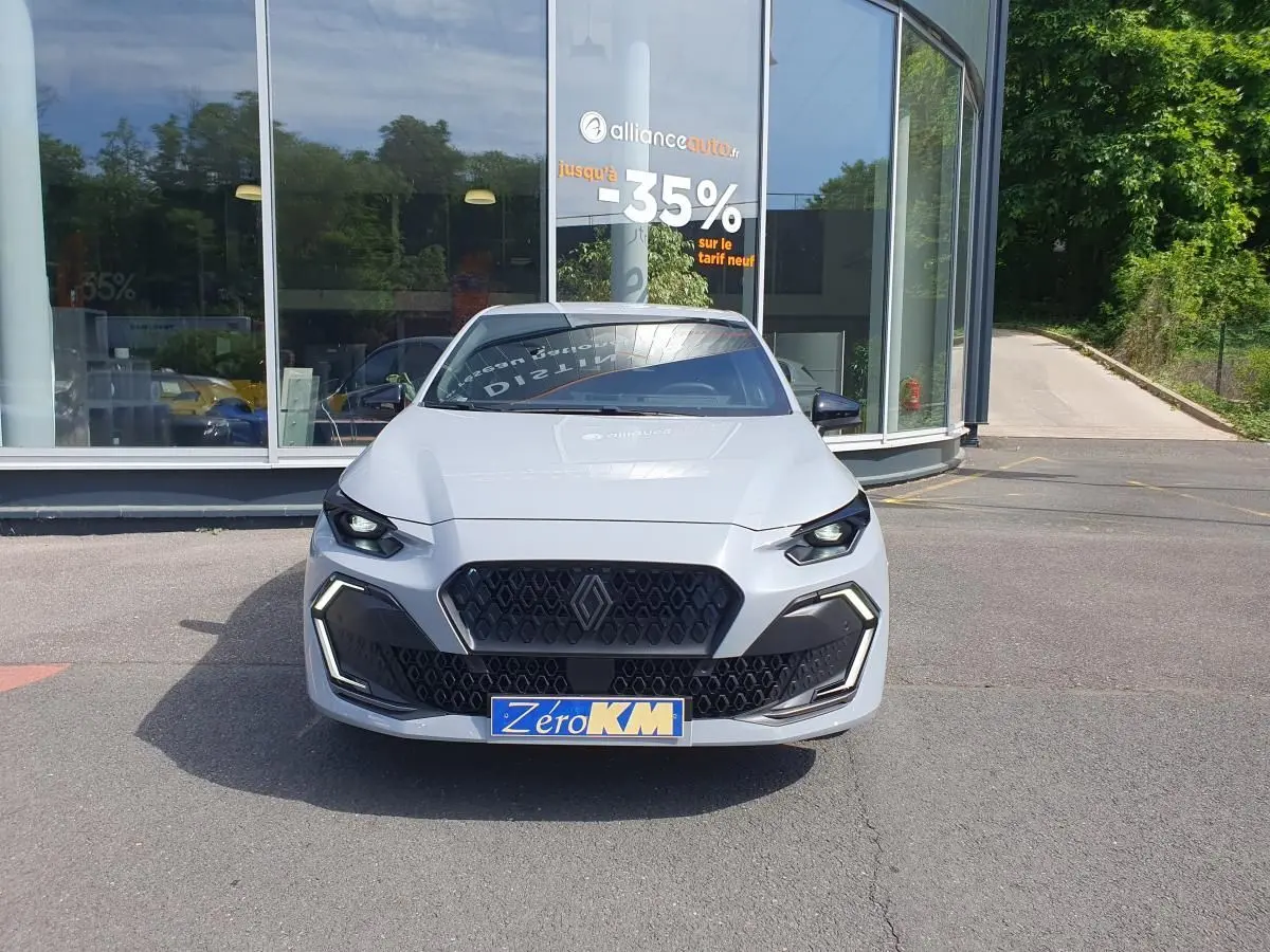 Renault Clio VI gris Rafale vue de face, calandre noire hexagonale et feux LED en signature lumineuse distinctive.