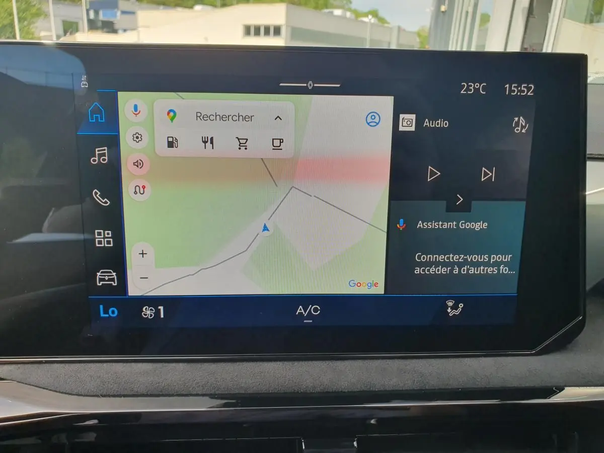 Écran tactile central de la Renault Clio VI gris Rafale affichant la navigation et l'assistant Google.