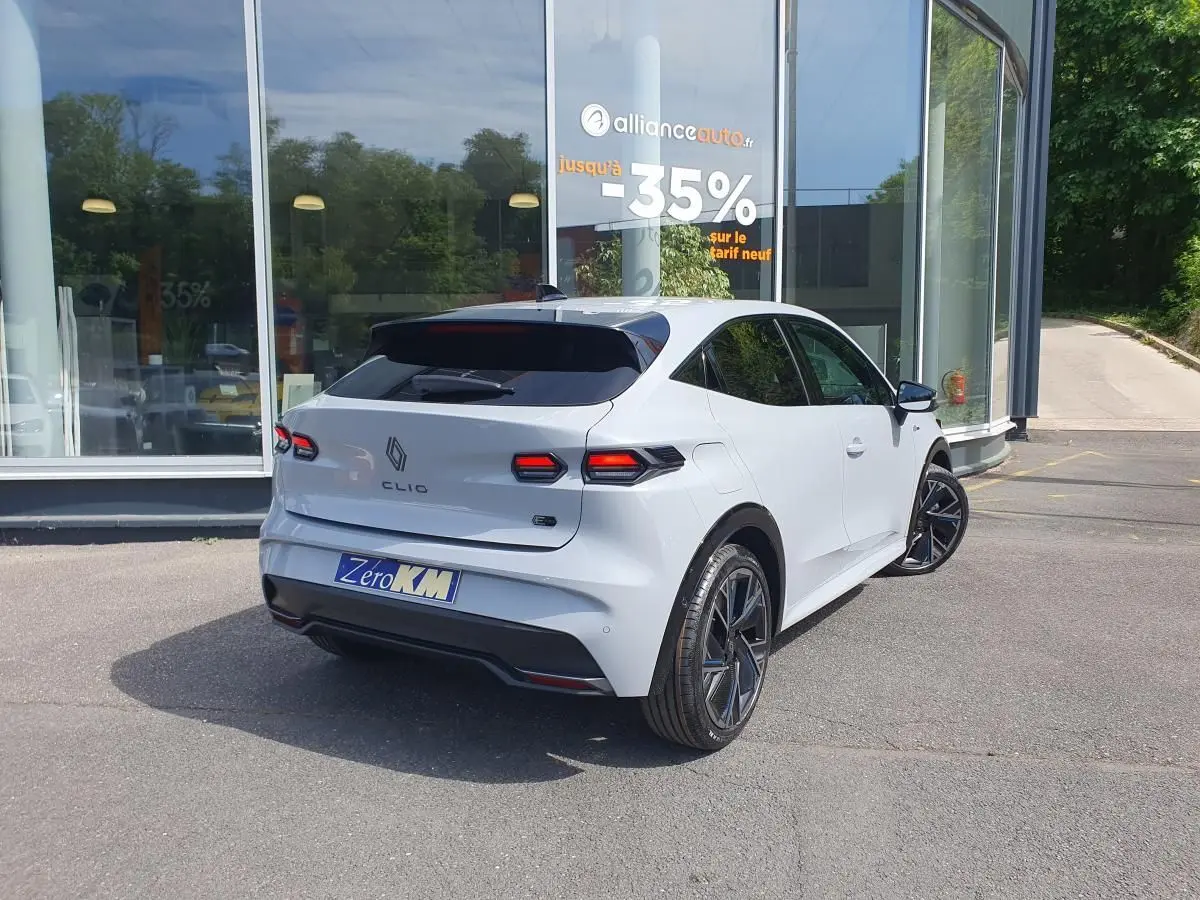 Vue 3/4 arrière droite de la Renault Clio VI hybride gris Rafale avec jantes alliage 18” et feux LED distinctifs.