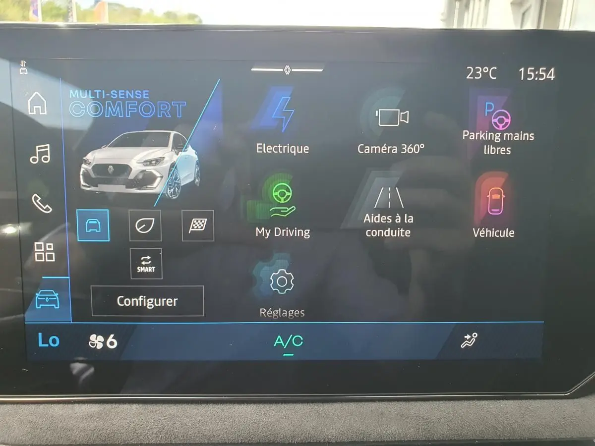 Écran tactile central de la Renault Clio VI gris Rafale affichant le mode de conduite Comfort en vue frontale.