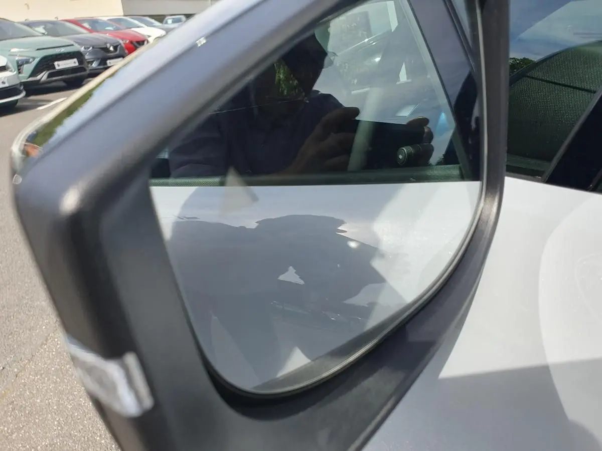 Rétroviseur extérieur droit de la Renault Clio VI gris Rafale, avec caméra intégrée visible sur le côté.