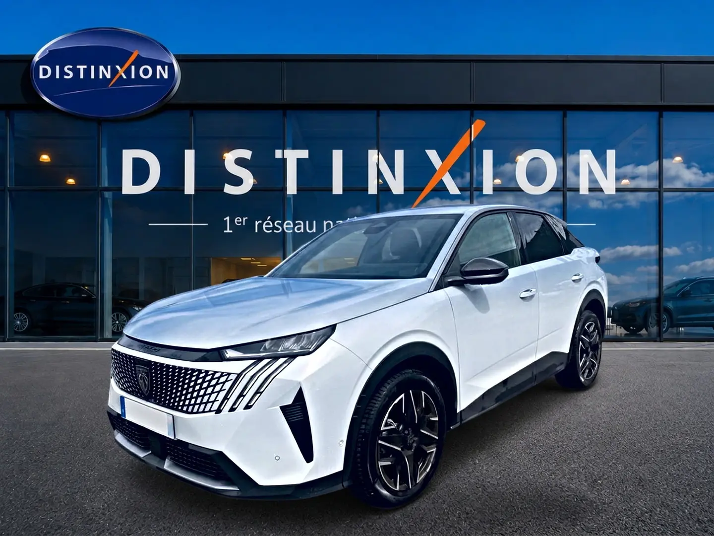Peugeot 3008 blanc en 3/4 avant droit, avec calandre distinctive et jantes alliage noires devant showroom Distinxion.