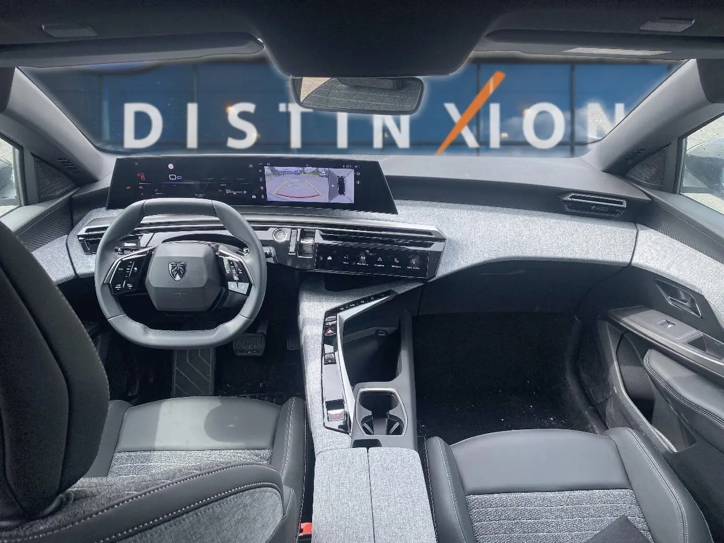 Vue intérieure avant du Peugeot 3008 1.2 hybrid 145 allure e-dcs6, tableau de bord moderne avec écran large et volant cuir noir.
