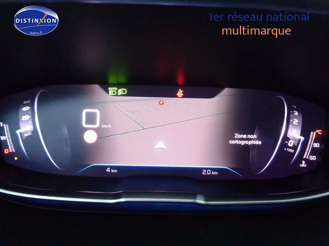 Tableau de bord numérique du Peugeot 3008 noir, affichant la vitesse à 0 km/h et une carte non cartographiée.